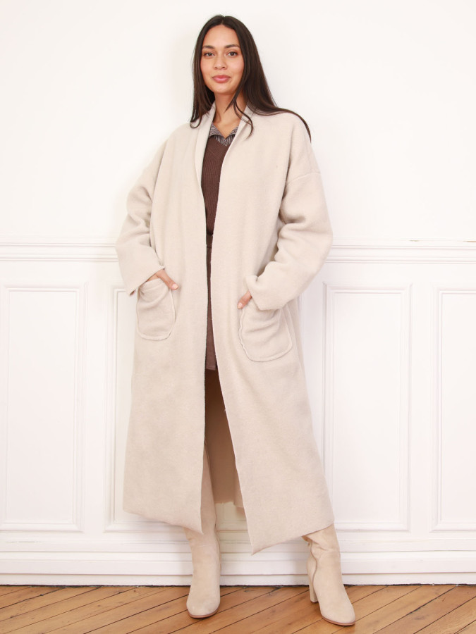 Gilet long en maille bouclette beige et à poches