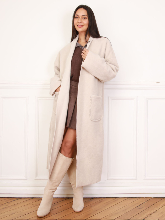 Gilet long en maille bouclette beige et à poches