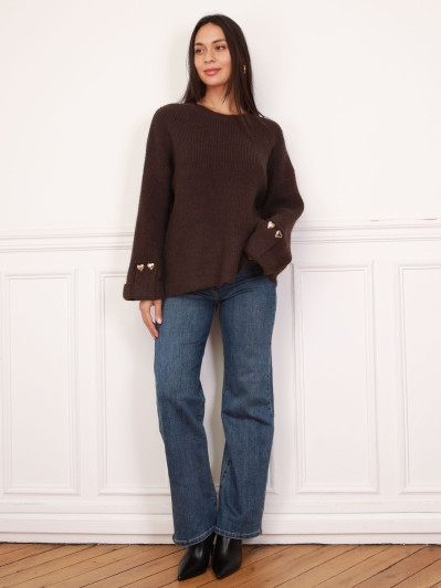 Cardigan marron dos asymétrique et bijoux cœurs