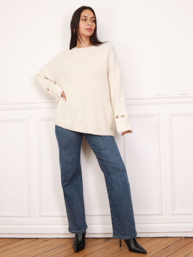 Cardigan beige dos asymétrique et bijoux cœurs