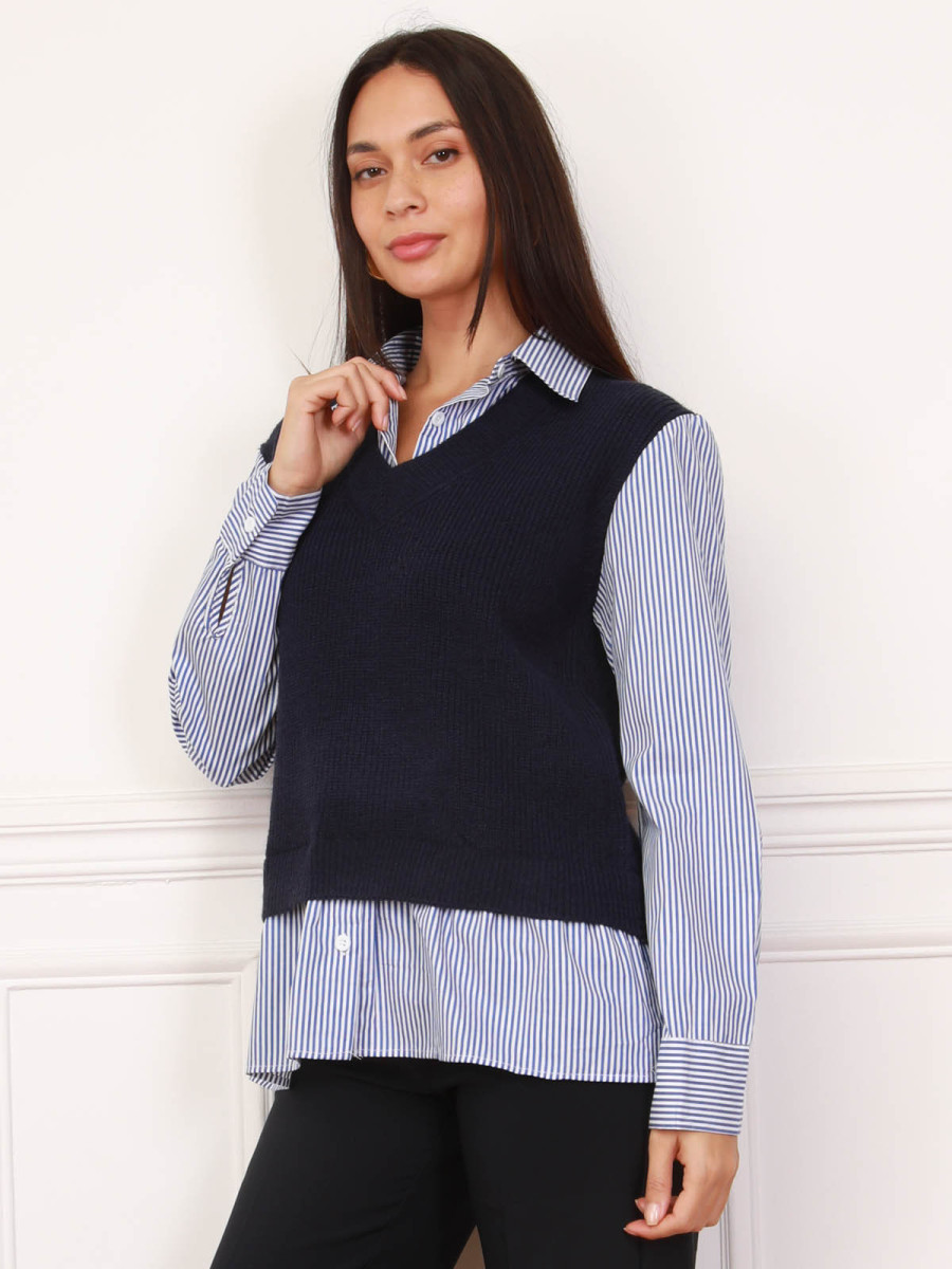 Pull côtelé bleu marine avec chemise à rayures intégrée