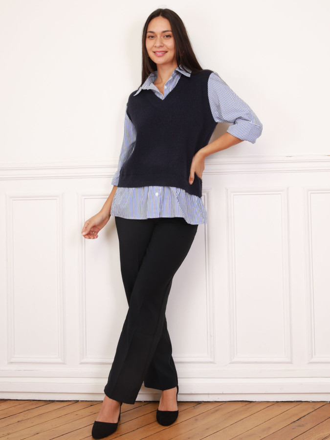 Pull côtelé bleu marine avec chemise à rayures intégrée