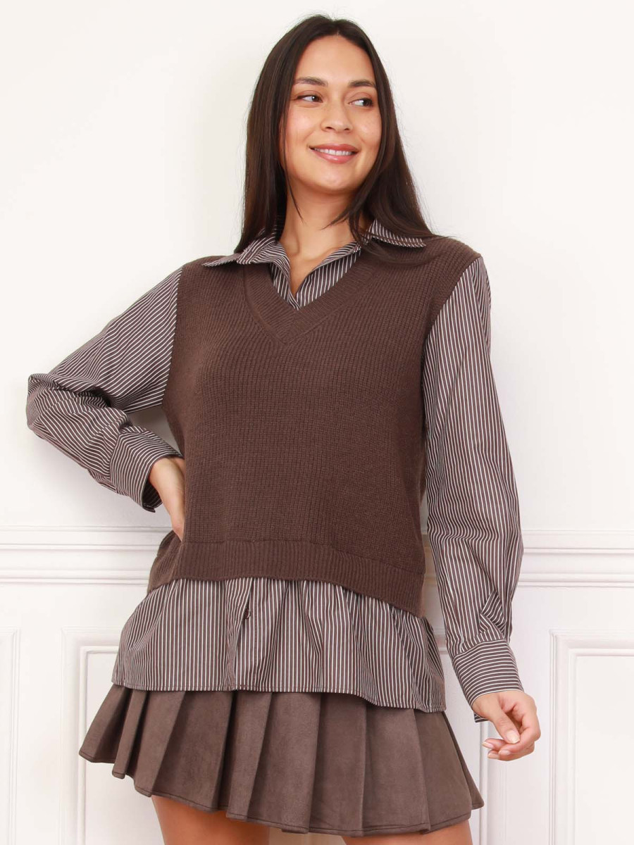 Pull côtelé marron avec chemise à rayures intégrée