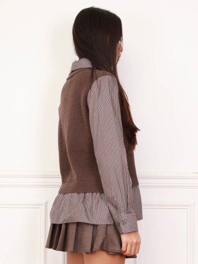 Pull côtelé marron avec chemise à rayures intégrée