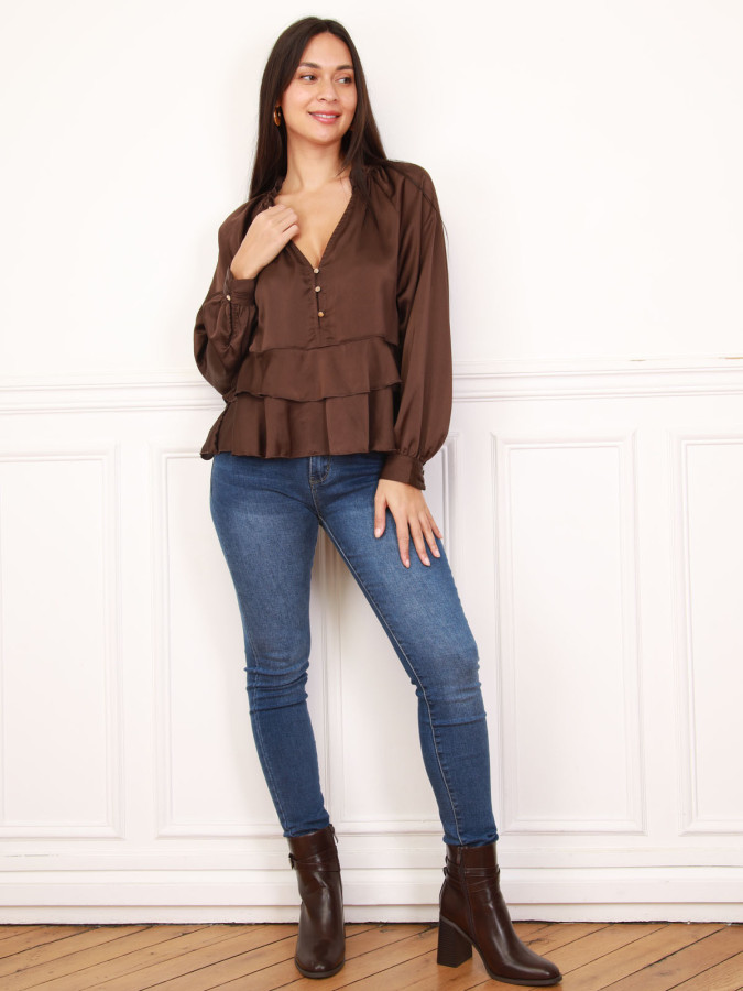 Blouse satinée marron à volants avec boutons