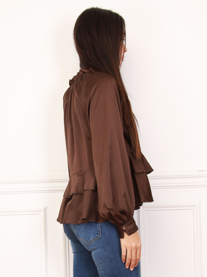 Blouse satinée marron à volants avec boutons