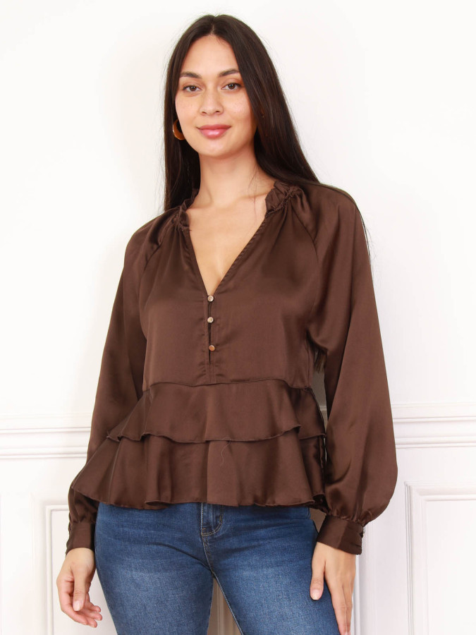 Blouse satinée marron à volants avec boutons
