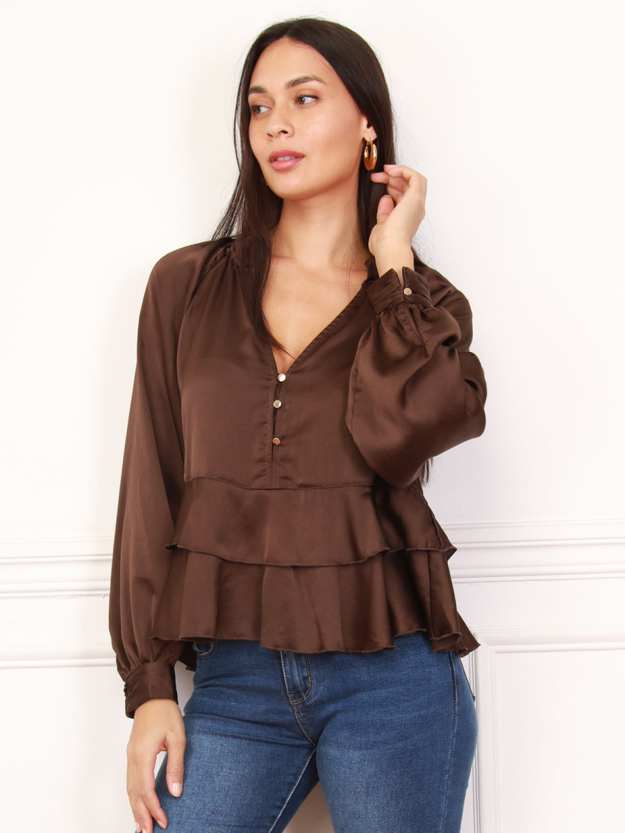Blouse satinée marron à volants avec boutons
