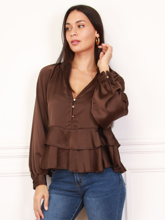 Blouse satinée marron à volants avec boutons