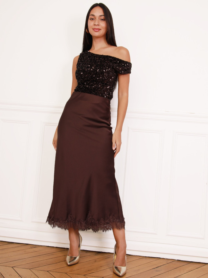 Jupe satinée marron avec détails en dentelle