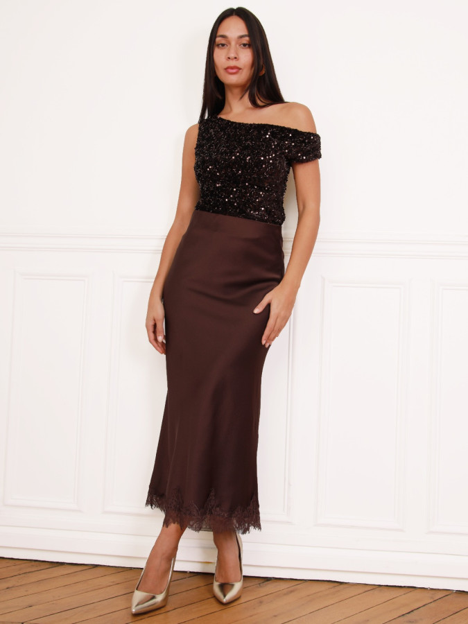 Jupe satinée marron avec détails en dentelle