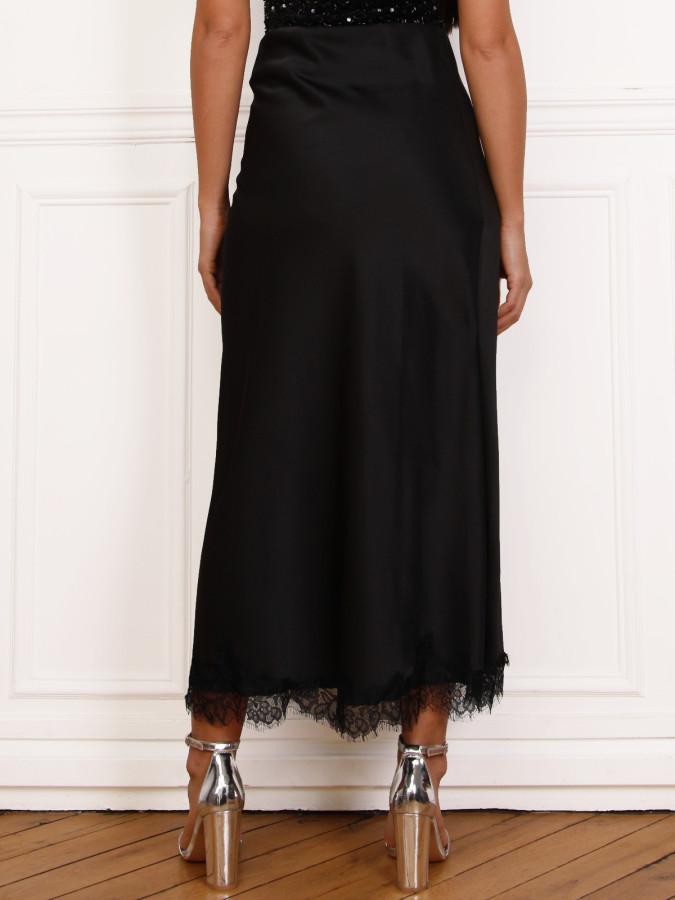 Jupe satinée noire avec détails en dentelle