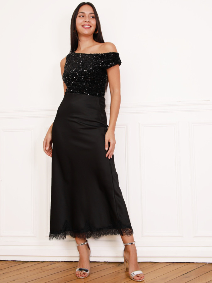 Jupe satinée noire avec détails en dentelle