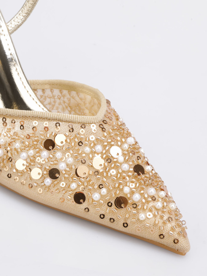 Escarpins slingback dorés ornés de perles et de strass