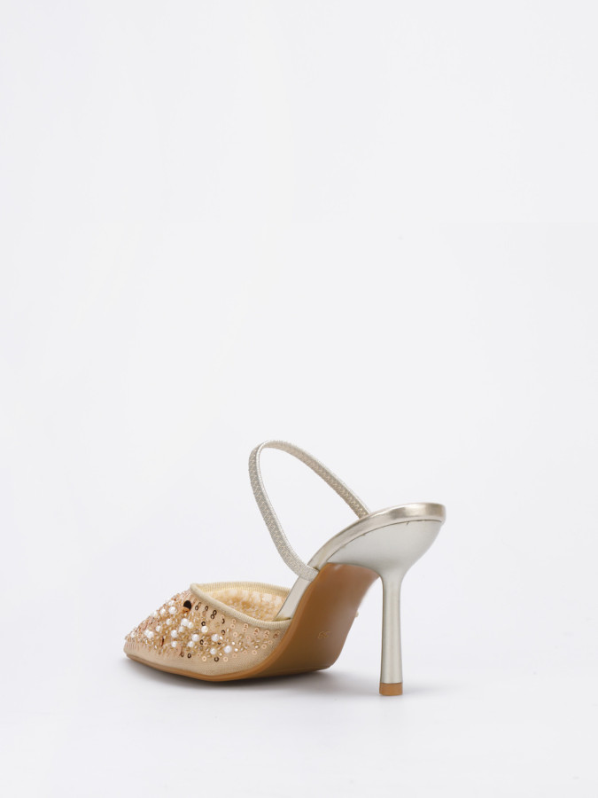 Escarpins slingback dorés ornés de perles et de strass