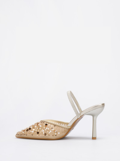 Escarpins slingback dorés ornés de perles et de strass
