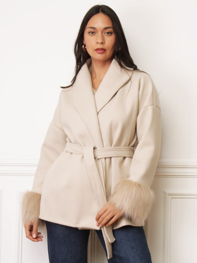 Manteau ceinturé beige à poignets en fausse fourrure