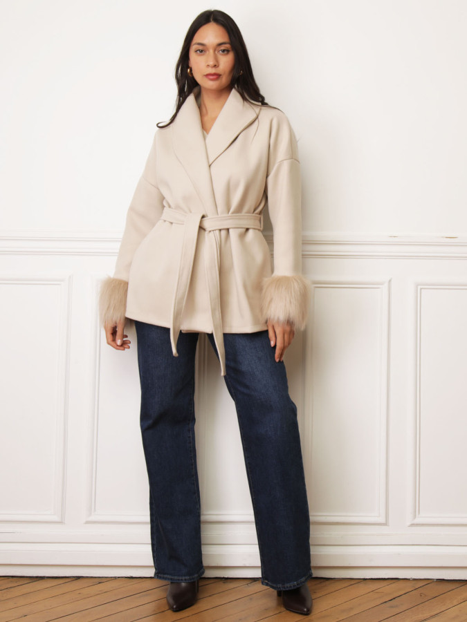 Manteau ceinturé beige à poignets en fausse fourrure