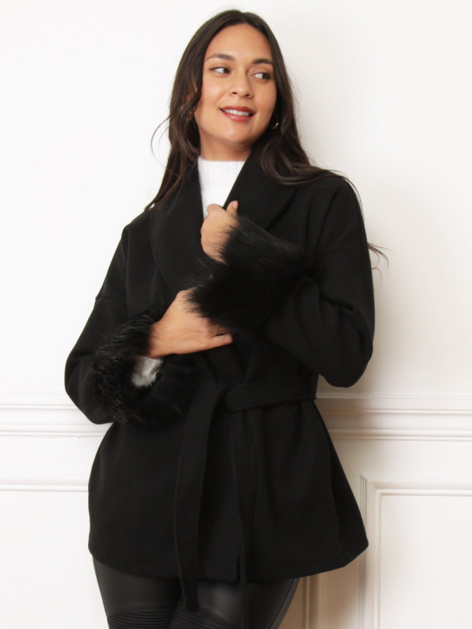 Manteau ceinturé noir à poignets en fausse fourrure