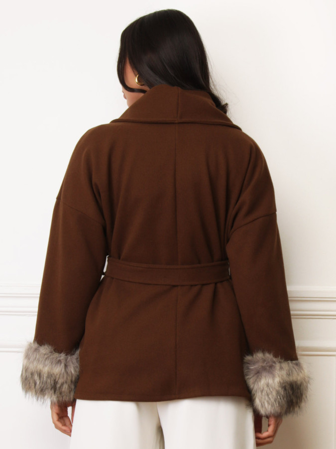 Manteau ceinturé marron à poignets en fausse fourrure