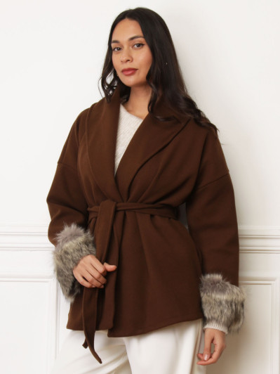 Manteau ceinturé marron à poignets en fausse fourrure