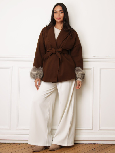 Manteau ceinturé marron à poignets en fausse fourrure