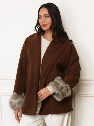 Manteau ceinturé marron à poignets en fausse fourrure