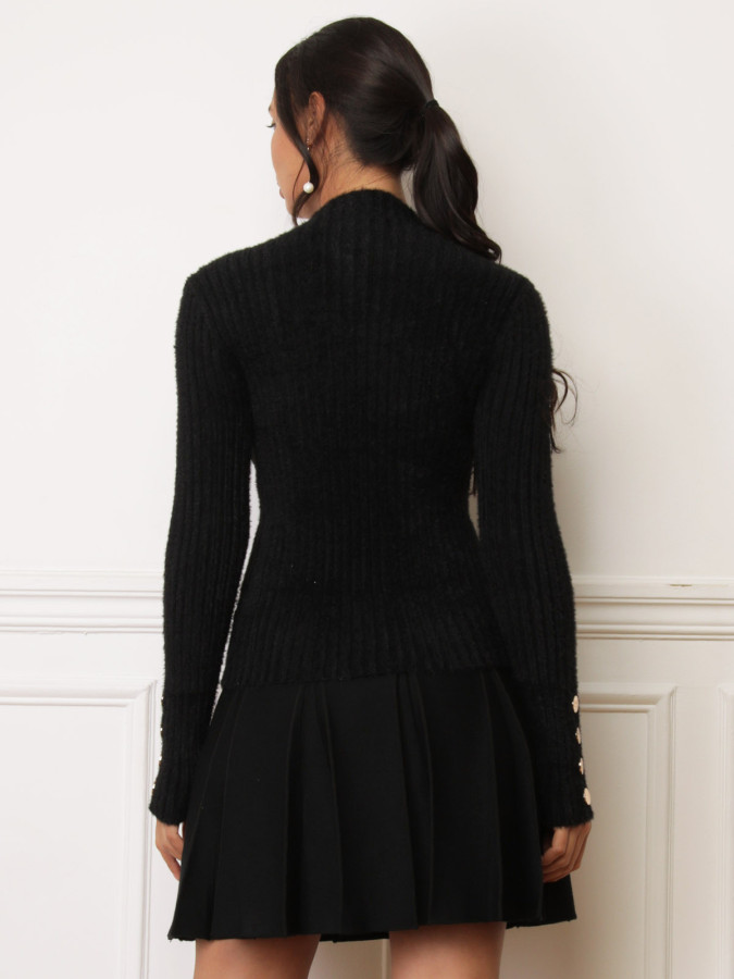 Pull duveteux noir à boutons dorés
