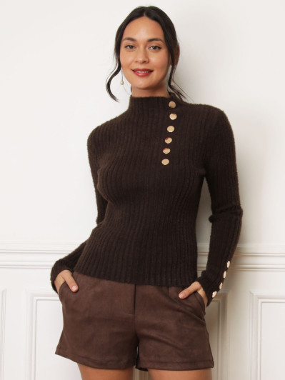 Pull duveteux marron à boutons dorés
