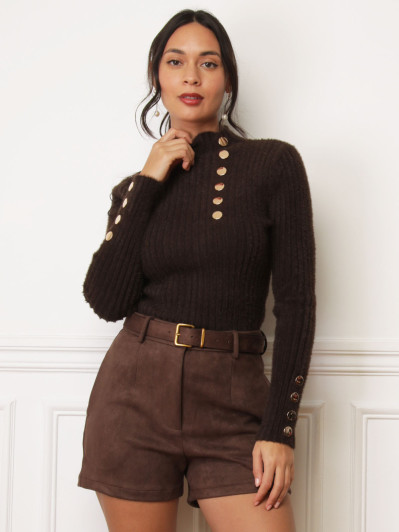 Pull duveteux marron à boutons dorés