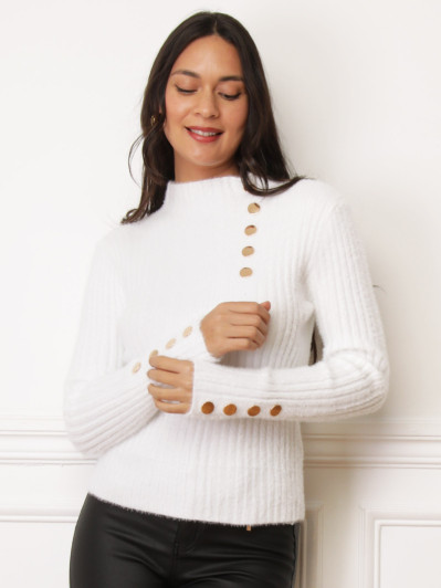 Pull duveteux blanc à boutons dorés