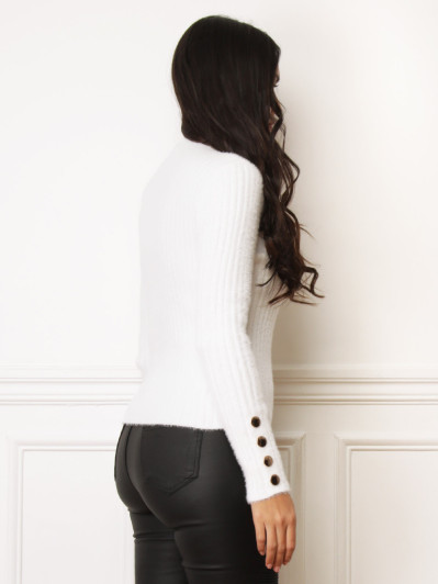 Pull duveteux blanc à boutons dorés