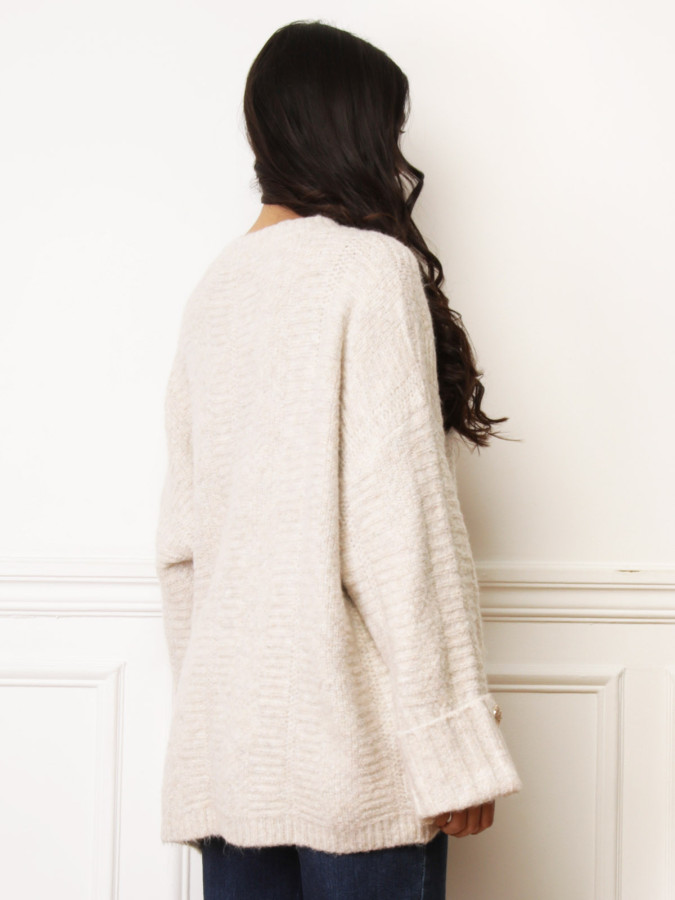 Pull long beige à boutons dorés