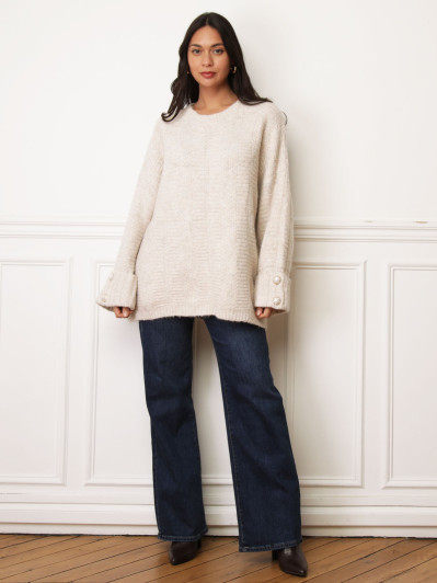 Pull long beige à boutons dorés