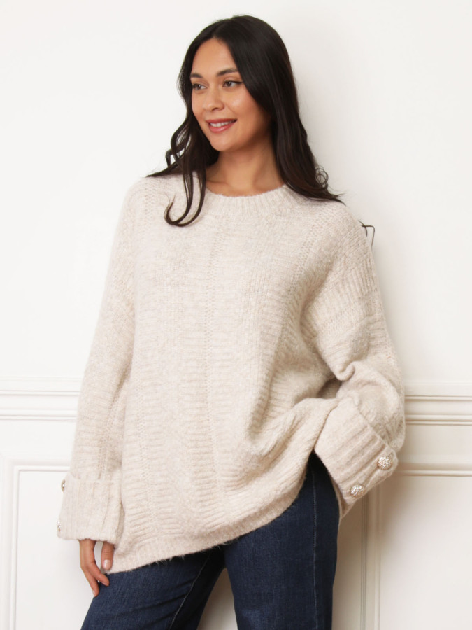 Pull long beige à boutons dorés