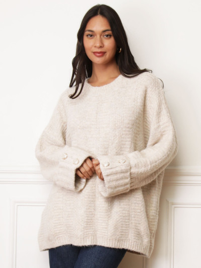 Pull long beige à boutons dorés