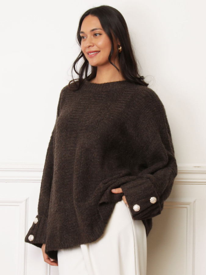 Pull long marron à boutons dorés