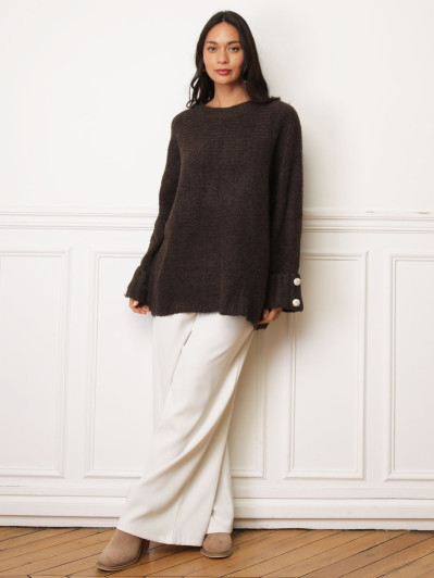 Pull long marron à boutons dorés