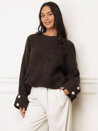 Pull long marron à boutons dorés
