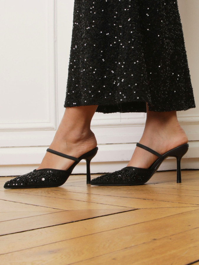 Escarpins slingback noirs ornés de perles et de strass