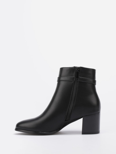 Bottines à talon et bride décorative