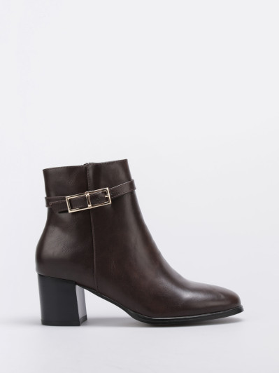 Bottines à talon et bride décorative