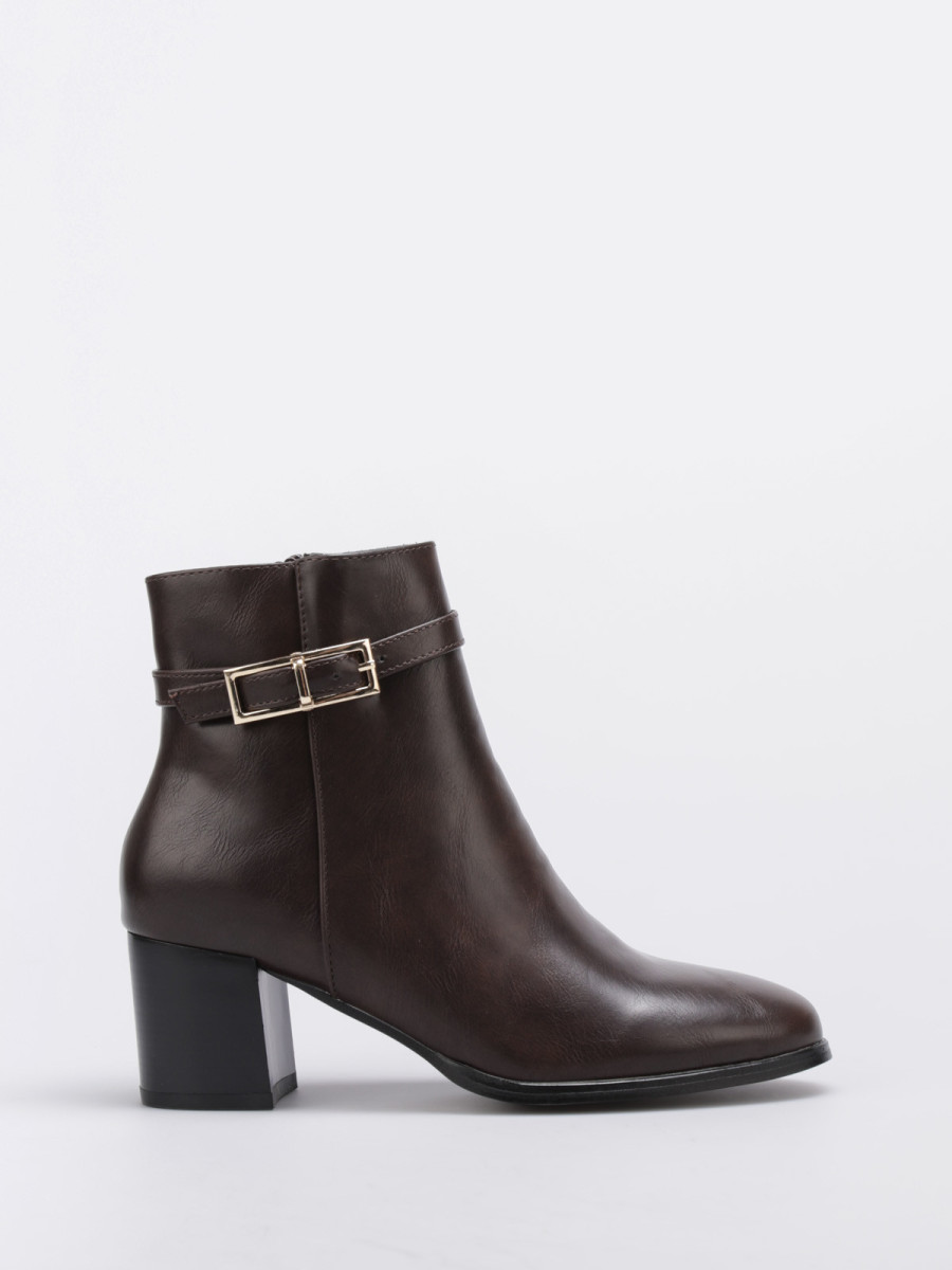 Bottines à talon et bride décorative