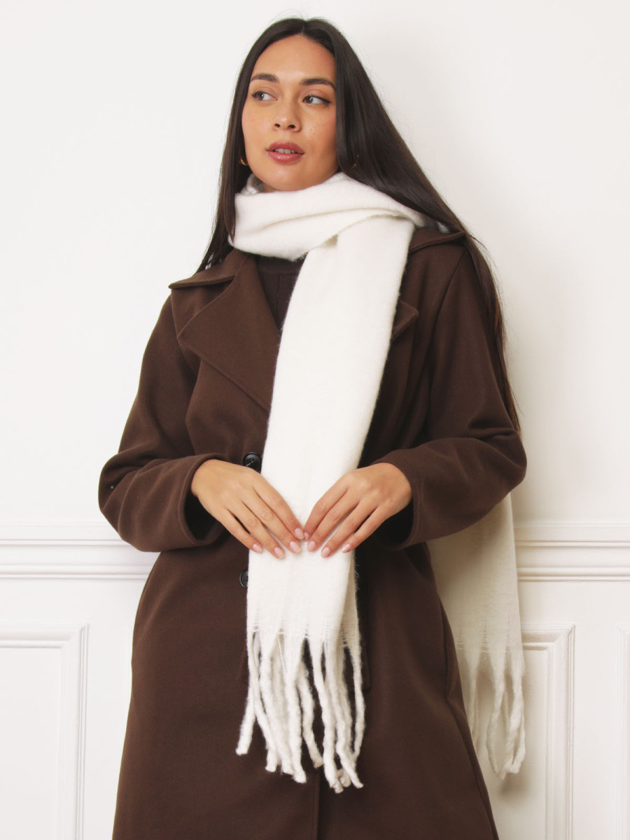 Écharpe duveteuse blanche à franges