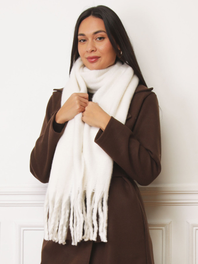 Écharpe duveteuse blanche à franges