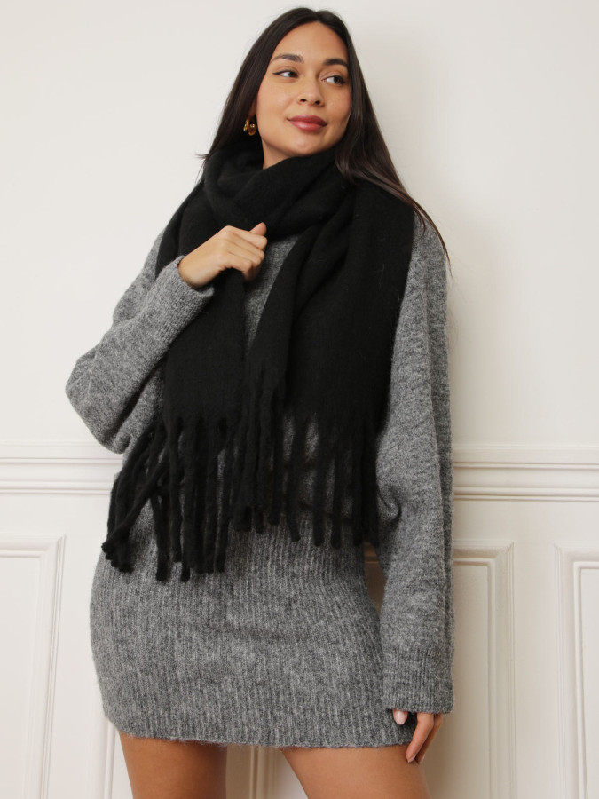 Echarpe noire duveteuse à franges