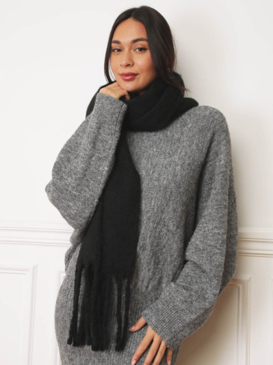 Echarpe noire duveteuse à franges