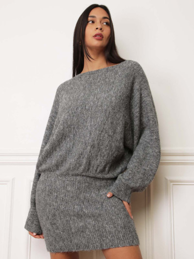Robe pull grise moulante et bouffante