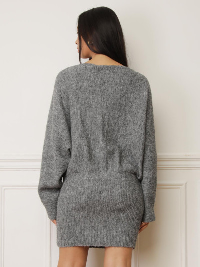 Robe pull grise moulante et bouffante