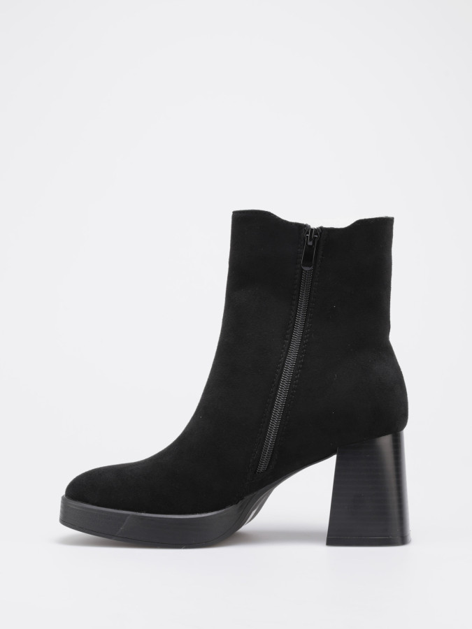 Bottines noires en suédine à talon bloc